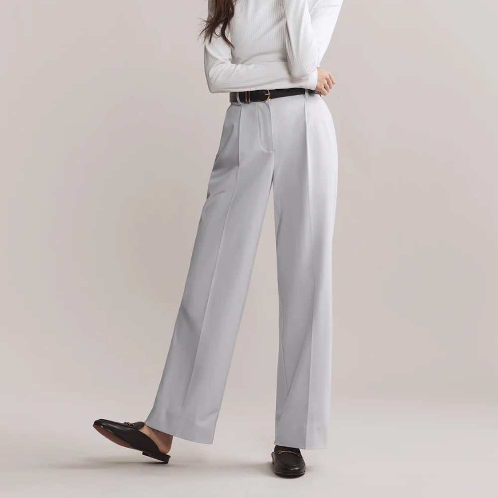 RHONE Light Gray The Pleated Trouser
Breathable. Functional. Intentional.